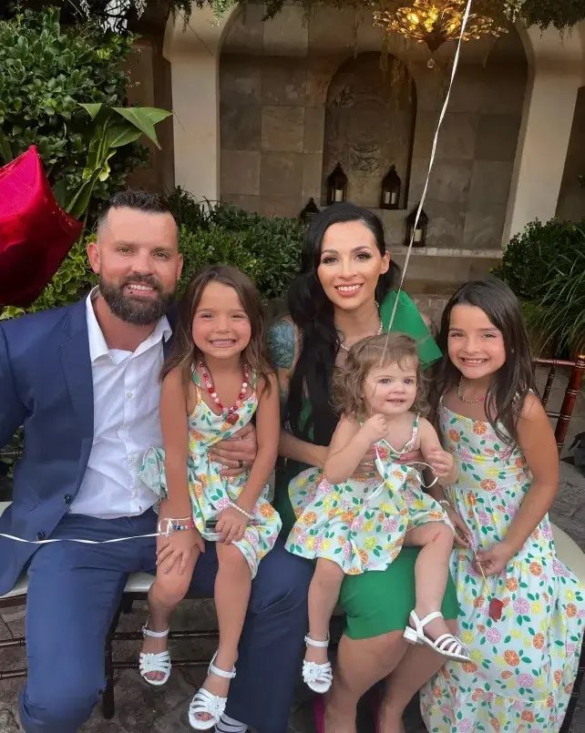 Ο δολοφόνος της 2χρονης κόρης του, με την οικογένειά του, πριν την αφήσει να πεθάνει στο αμάξι