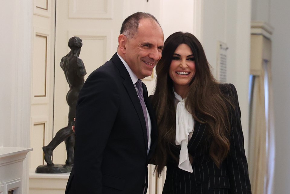 Ο Έλληνας υπουργός Εξωτερικών Γιώργος Γεραπετρίτης υποδέχθηκε την Αμερικανίδα πρέσβη Κίμπερλι Γκίλφοϊλ / Intime