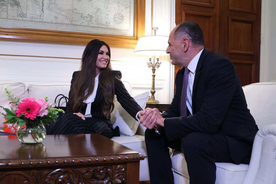 Ο Έλληνας υπουργός Εξωτερικών Γιώργος Γεραπετρίτης υποδέχθηκε την Αμερικανίδα πρέσβη Κίμπερλι Γκίλφοϊλ / Intime