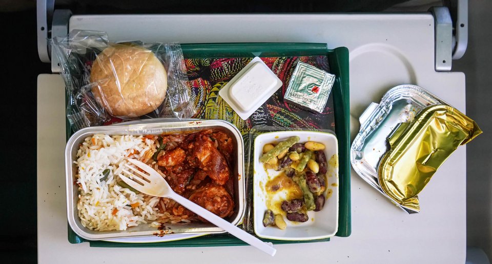 Πίσω από αυτή τη σύντομη, συχνά υποτιμημένη εμπειρία, κρύβεται μια ολόκληρη αλυσίδα λειτουργιών που μοιάζει περισσότερο με συνδυασμό βιομηχανικής παραγωγής και υψηλής γαστρονομίας / GETTY