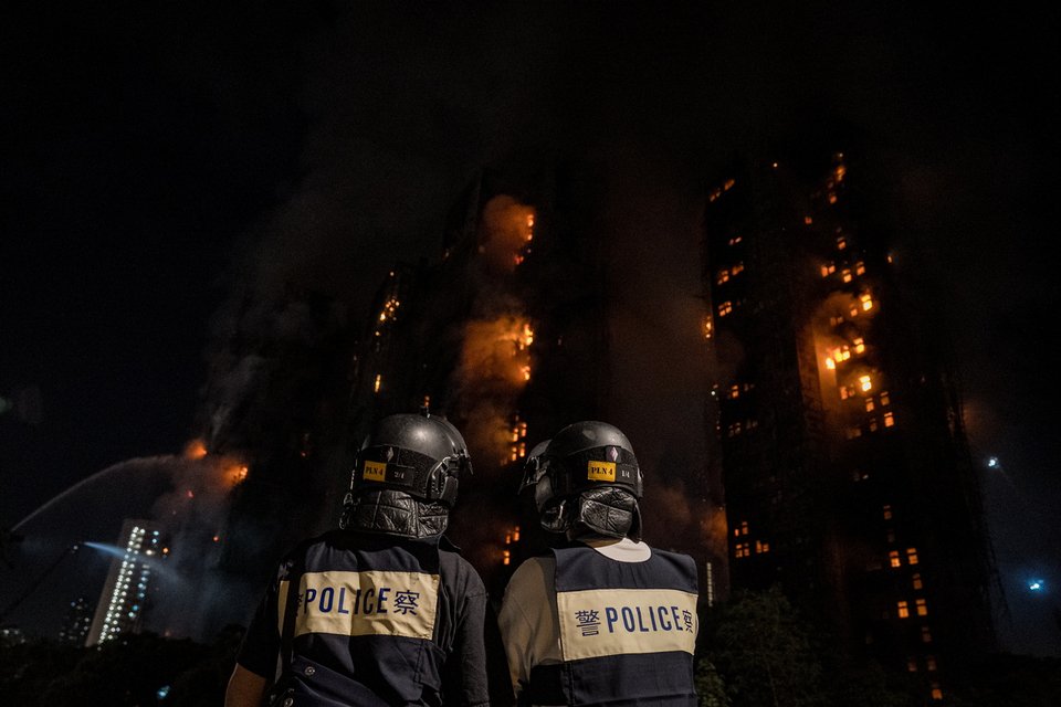 Το φλεγόμενο μπλοκ με ουρανοξύστες στο Χονγκ Κονγκ από μακριά / EPA μέσω ΑΠΕ-ΜΠΕ 