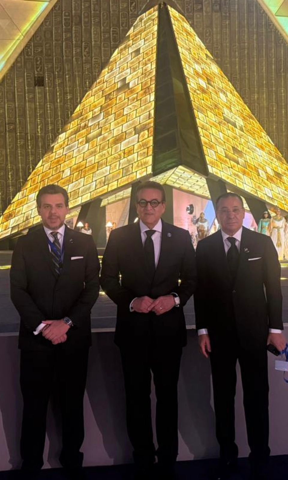 Ο Βασίλης Αποστολόπουλος με τον υπουργό Yγείας της Αιγύπτου Khaled Abdelghaffar και τον επιχειρηματία Kamel Ghribi