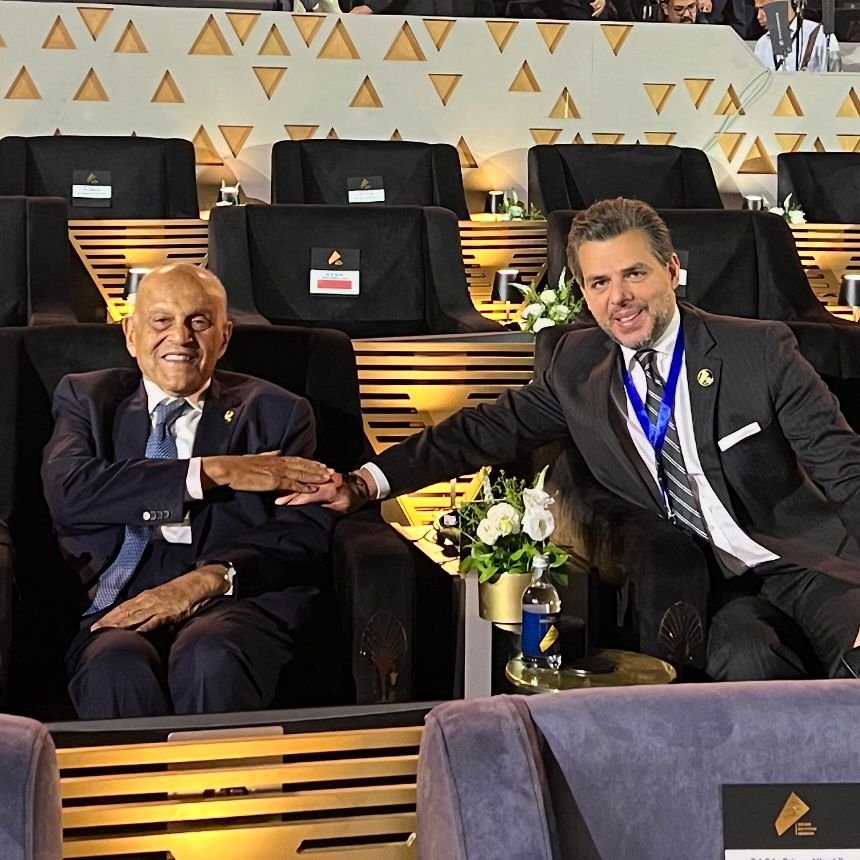 Ο sir Μαγκντί Γιακούμπ με τον επιχειρηματία Βασίλη Αποστολόπουλο