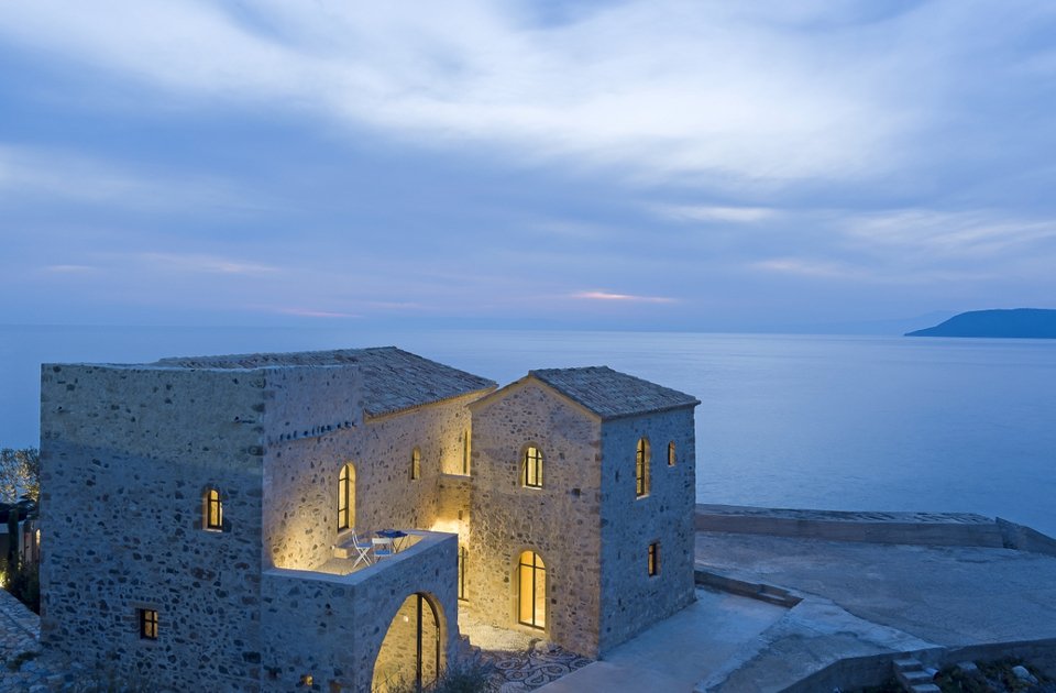 Ο πύργος στο φως της ανατολής / Φωτογραφία: Panagiotis Voumvakis