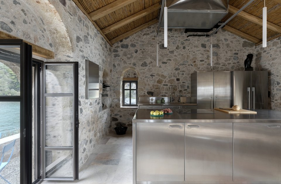 Η κουζίνα βλέπει στη θάλασσα / Φωτογραφία: Panagiotis Voumvakis