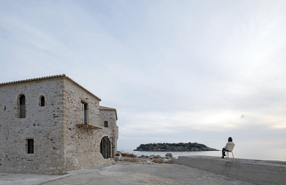 Το ιστορικό κτίριο ανακαινίστηκε κρατώντας εξωτερικά τον αυθεντικό του χαρακτήρα αναλλοίωτο / Φωτογραφία: Panagiotis Voumvakis