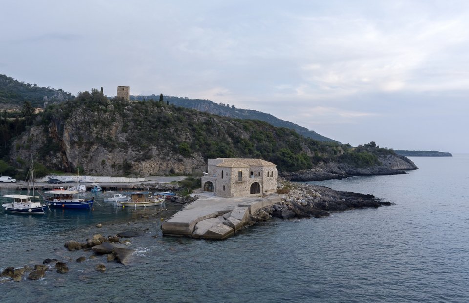 Εξωτερική άποψη από τον παλιό πύργο / Φωτογραφία: Panagiotis Voumvakis
