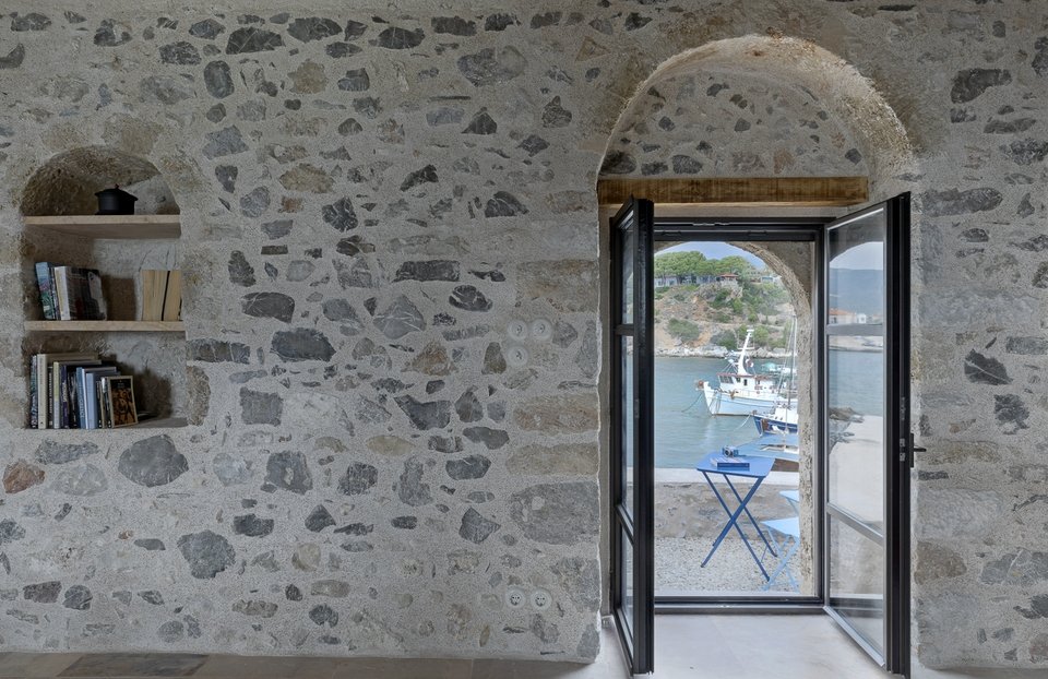 Εσοχές στην πέτρα φιλοξενούν βιβλία / Φωτογραφία: Panagiotis Voumvakis