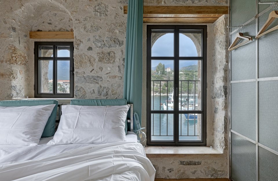 Τα παράθυρα βλέπουν στο λιμανάκι της Καρδαμύλης / Φωτογραφία: Panagiotis Voumvakis