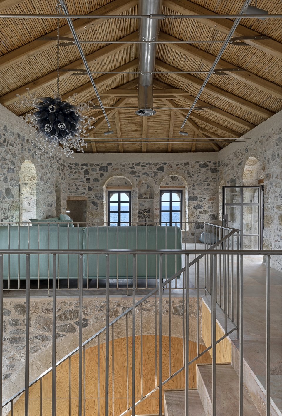 Η εσωτερική μεταλλική σκάλα στο design σαλόνι / Φωτογραφία: Panagiotis Voumvakis