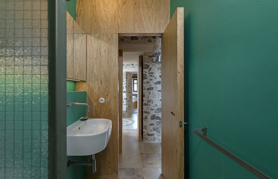 Άποψη από το μπάνιο του υπνοδωματίου / Φωτογραφία: Panagiotis Voumvakis