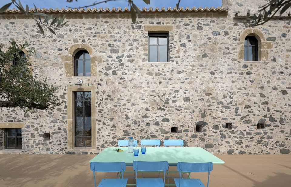 Υπαίθρια τραπεζαρία στην αυλή του πύργου / Φωτογραφία: Panagiotis Voumvakis
