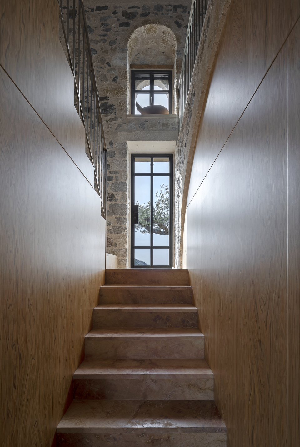 Άποψη από το εσωτερικό του παλιού τελωνείου στο λιμάνι της Καρδαμύλης / Φωτογραφία: Panagiotis Voumvakis