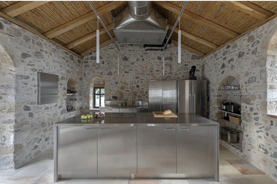 Η inox κουζίνα στο εσωτερικού του παλιού τελωνείου που έγινε design κατοικία / Φωτογραφία: Panagiotis Voumvakis