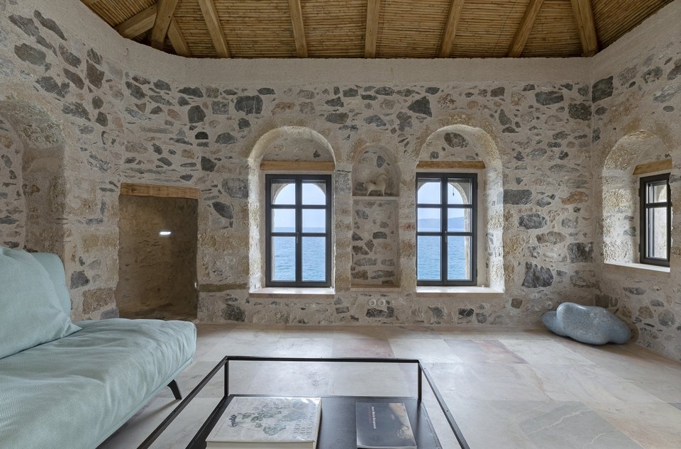 Το λιτό σαλόνι / Φωτογραφία: Panagiotis Voumvakis