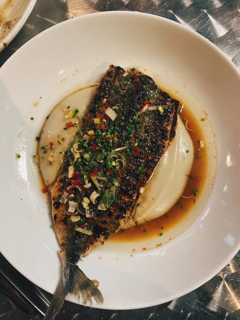 Κολιός με πουρέ τοπιναμπούρ / Φωτογραφία: Μάνος Λειβαδαρος/iefimerida