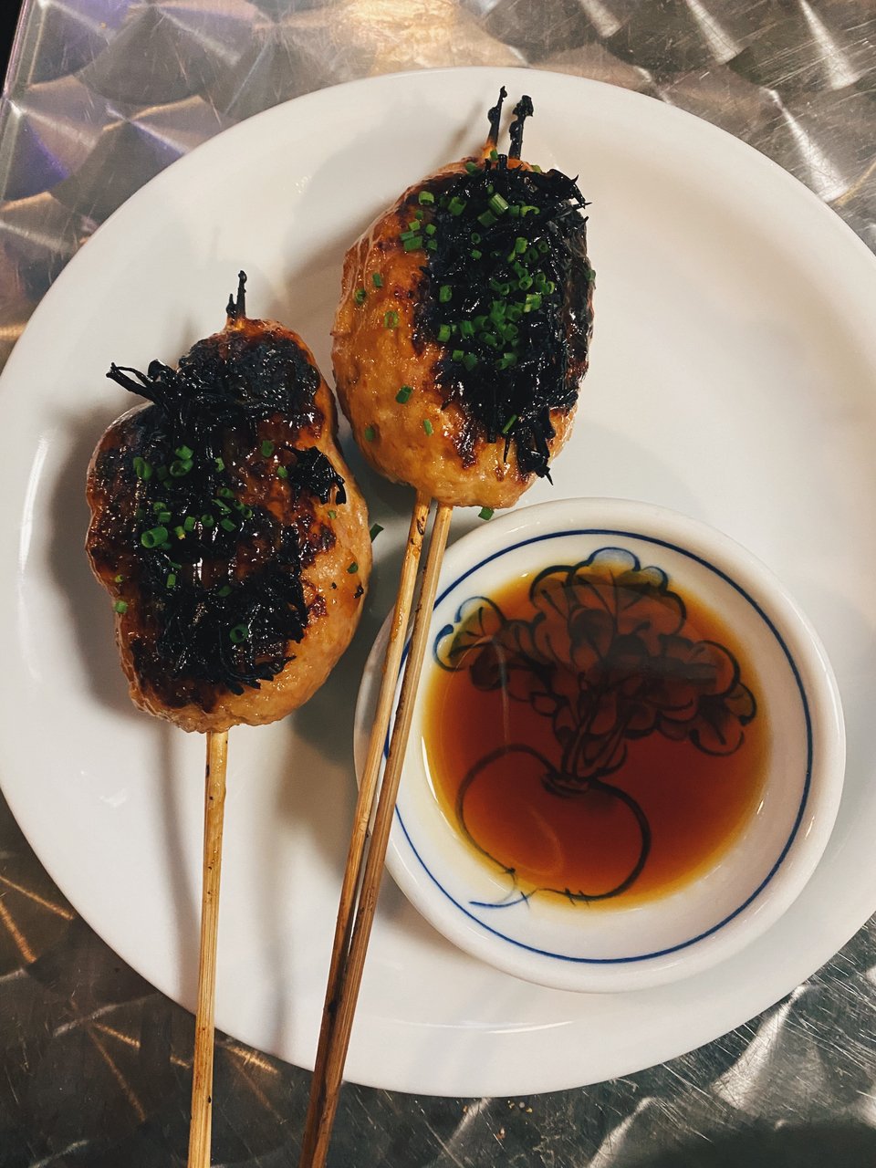 Tsukune: τα κεμπάπ κοτόπουλου με miso sαuse / Φωτογραφία: Μάνος Λειβαδαρος/iefimerida