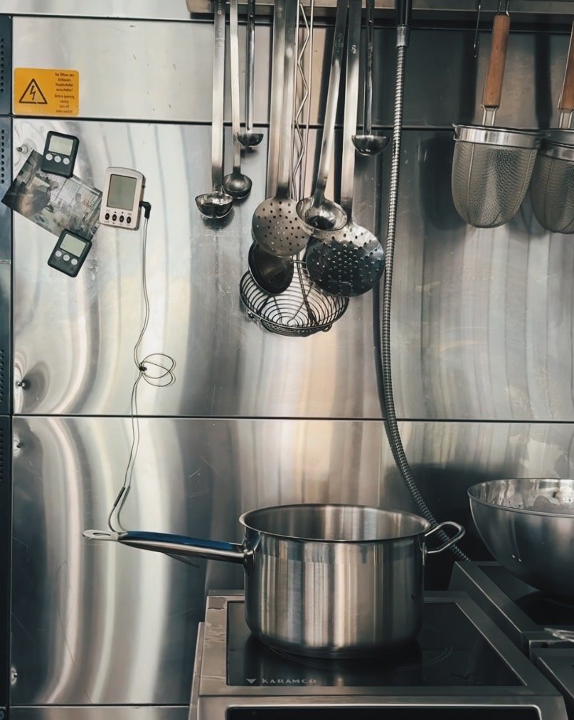 Το inox κυριαρχεί στην κουζίνα / Φωτογραφία: alouatou_ath/Instagram