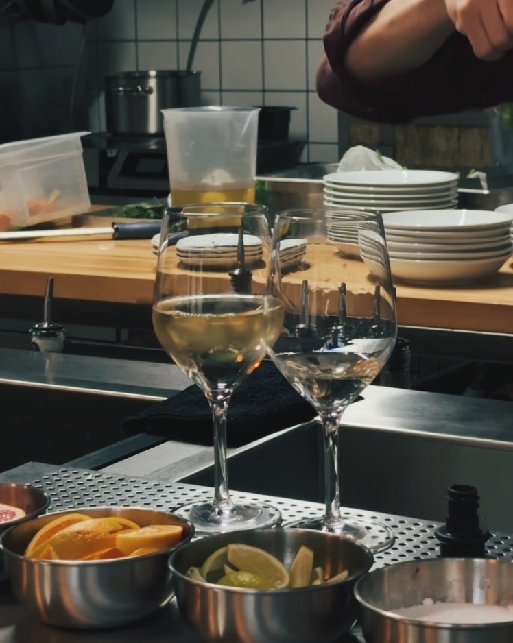 Κρασί και ωραία κοκτέιλς / Φωτογραφία: alouatou_ath/Instagram