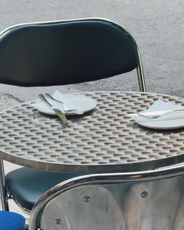 Το φαγητό σερβίρεται σε τραπεζάκια έξω, στο στεγασμένο πεζοδρόμιο / Φωτογραφία: alouatou_ath/Instagram