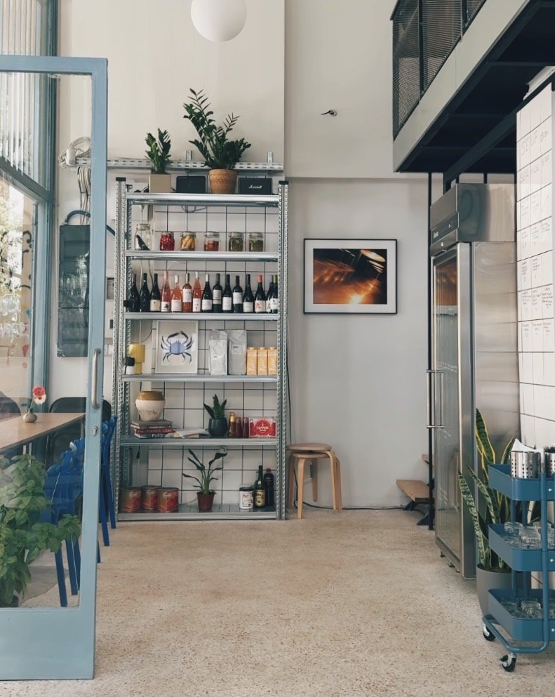 Γωνιά στον μικρό εσωτερικό χώρο του Alouatou / Φωτογραφία: alouatou_ath/Instagram