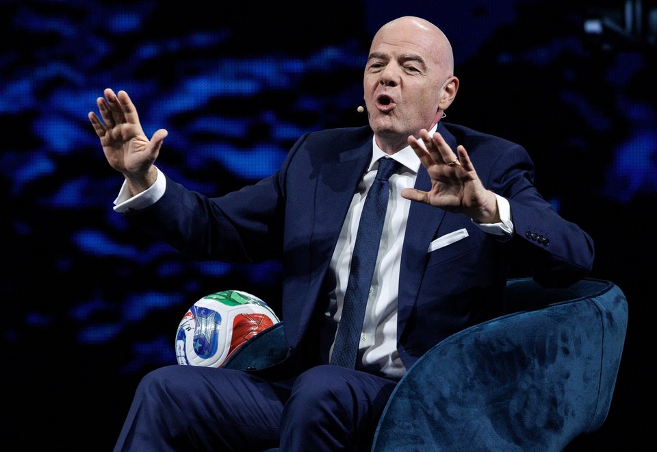  Ο πρόεδρος της FIFA, Τζιάνι Ινφαντίνο στην σκηνή του America Business Forum στο Μαϊάμι / EPA μέσω ΑΠΕ-ΜΠΕ 