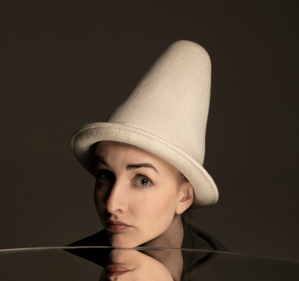 Αυτή η «θεραπεία» δεν στηρίζεται σε τεχνικές ή ρητορικές στρατηγικές. Γεννιέται από τη σχεδόν παιδική αφέλεια του χαρακτήρα της Μάσλι, που λειτουργεί ως καταλύτης / JULIA MASLI