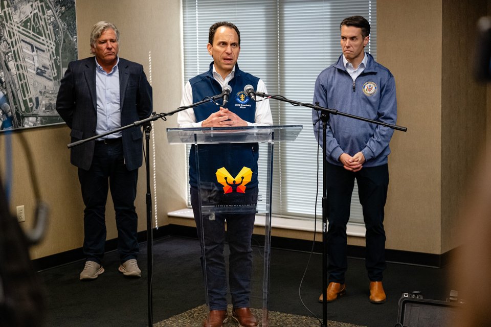  Ο δήμαρχος της Λούιβιλ Κρεγκ Γκρίνμπεργκ ενημερώνει για τον απολογισμό της συντριβής / AP