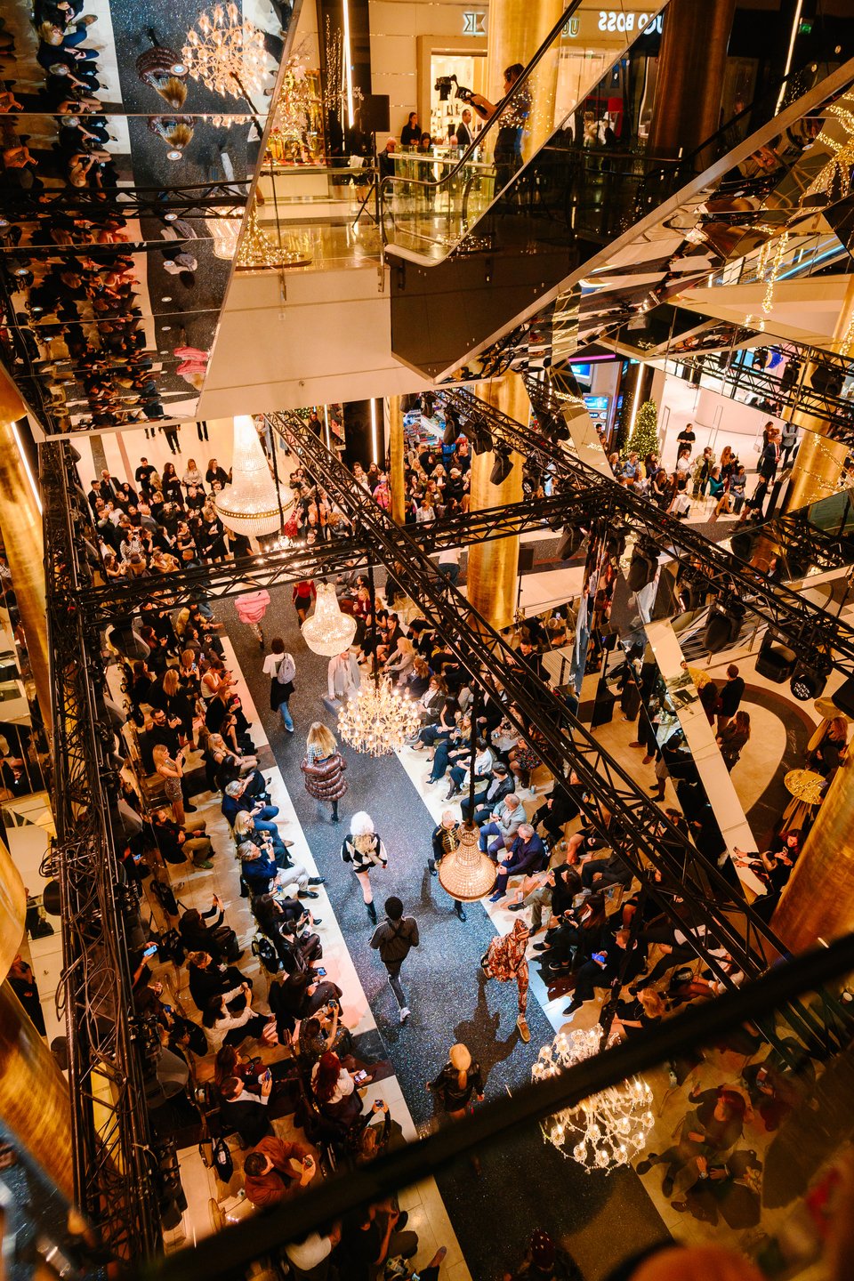 Stay Golden Fashion Show - Μια εμπειρία μόδας όπου η δημιουργικότητα και η υψηλή αισθητική πρωταγωνίστησαν στο Golden Hall