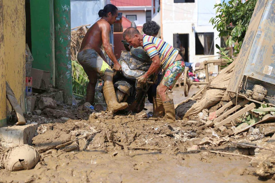  Καταστροφή και ανθρώπινες απώλειες άφησε πίσω του ο κυκλώνας Καλμάγκι στις Φιλιππίνες / AP 