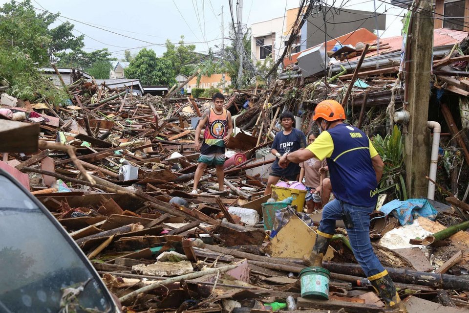  Καταστροφή και ανθρώπινες απώλειες άφησε πίσω του ο κυκλώνας Καλμάγκι στις Φιλιππίνες / AP 