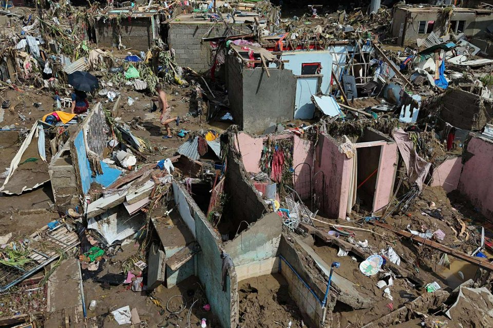 Καταστροφή και ανθρώπινες απώλειες άφησε πίσω του ο κυκλώνας Καλμάγκι στις Φιλιππίνες / AP  