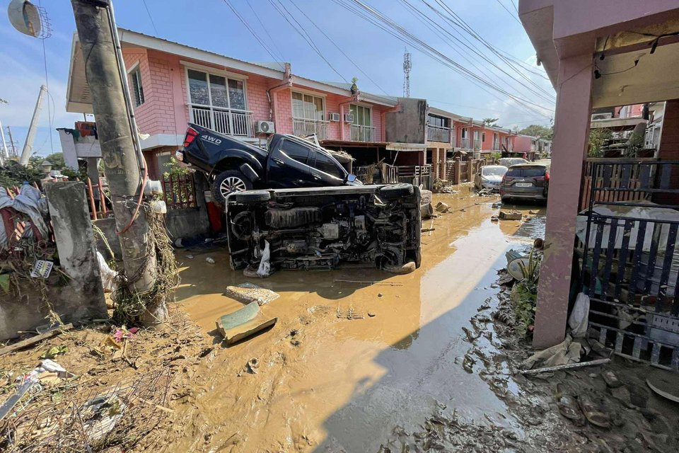  Καταστροφή και ανθρώπινες απώλειες άφησε πίσω του ο κυκλώνας Καλμάγκι στις Φιλιππίνες / AP  