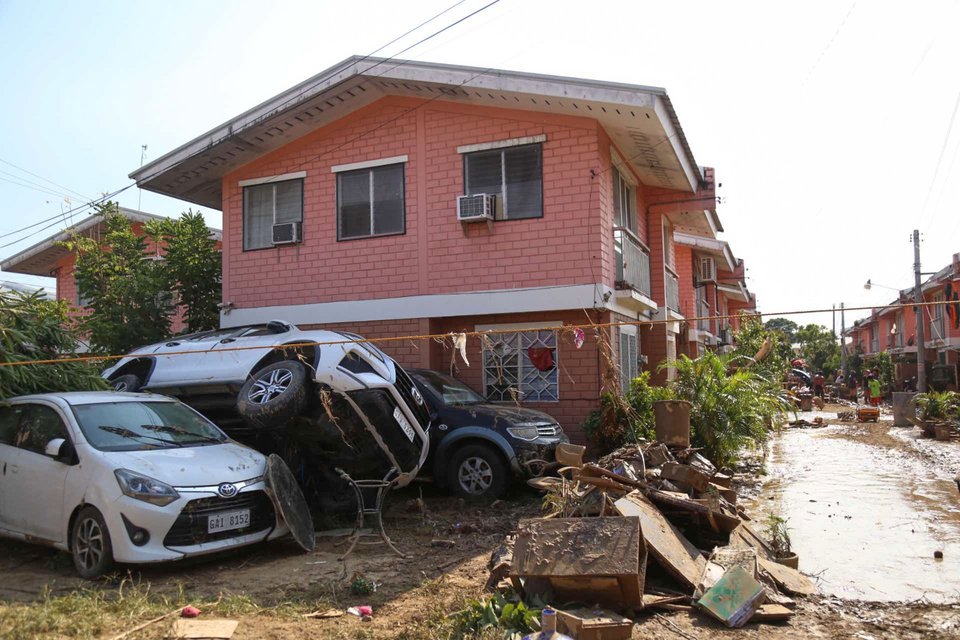 Καταστροφή και ανθρώπινες απώλειες άφησε πίσω του ο κυκλώνας Καλμάγκι στις Φιλιππίνες / AP  