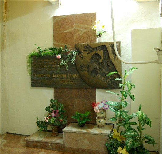 Μνημείο για τον Βαλέρι Χοντέμτσουκ στο κτίριο του αντιδραστήρα 4 / Φωτογραφία: wikipedia 