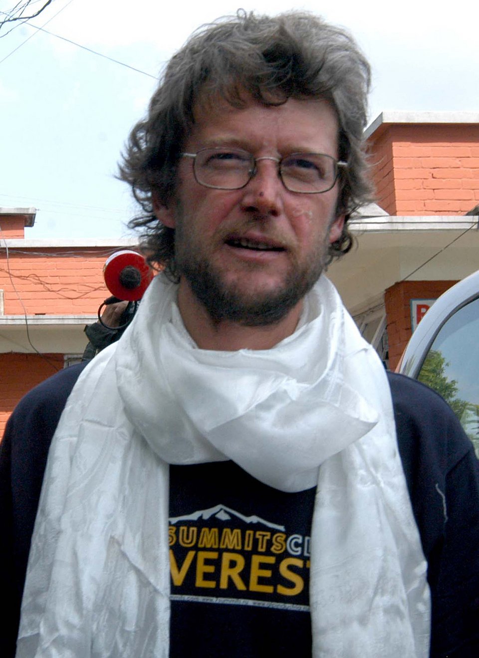 Ο ορειβάτης Λίνκολν Χολ που θεωρήθηκε νεκρός και εγκαταλείφθηκε στο Έβερεστ 