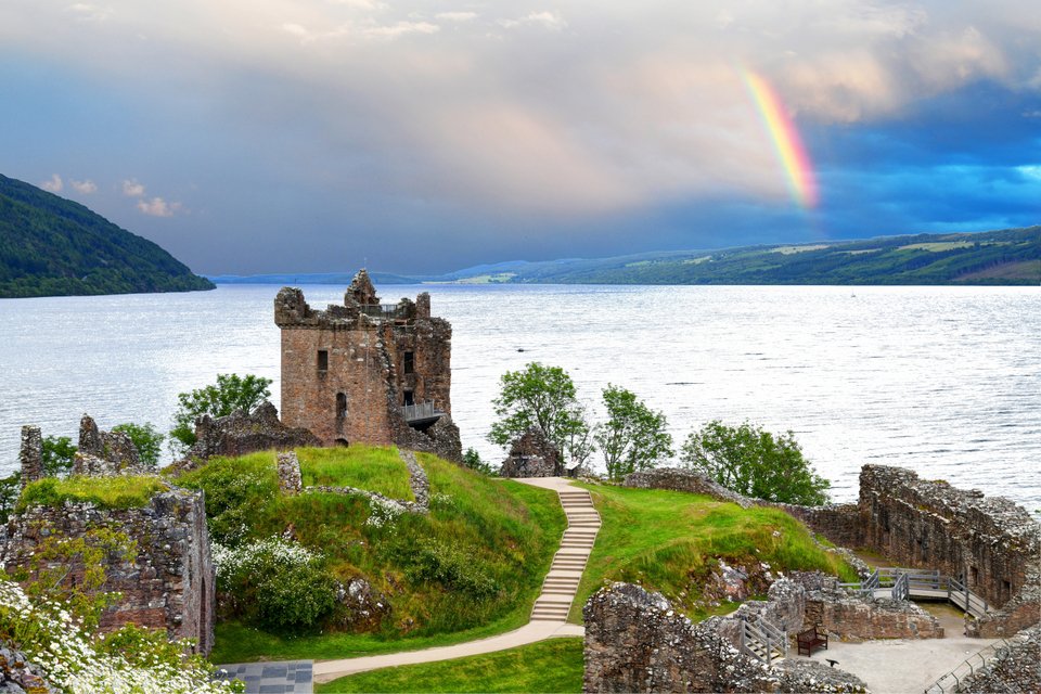 Το κάστρο Urquhar δίπλα στη λίμνη Λοχ Νες