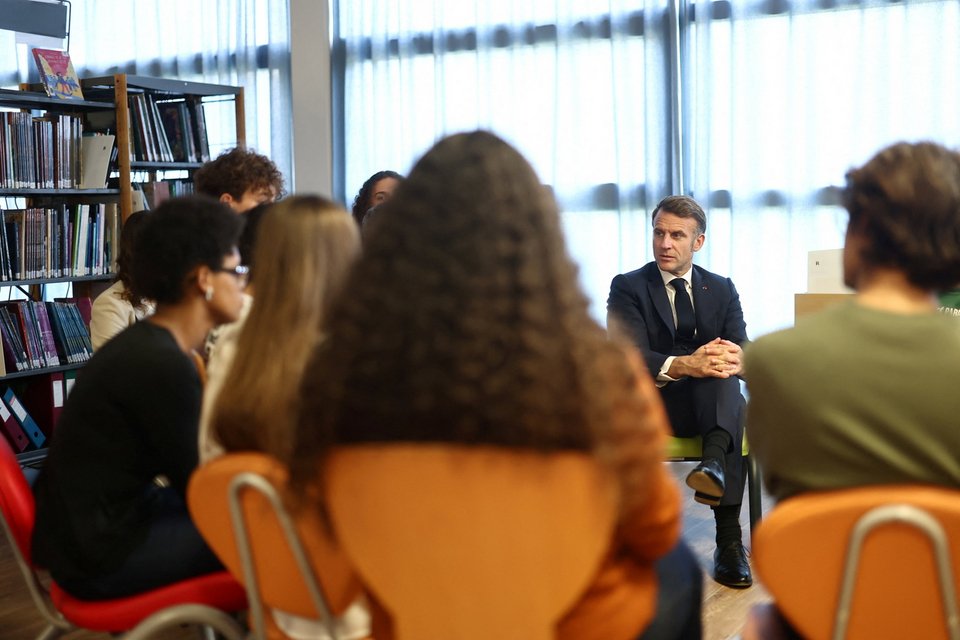  Ο Εμανουέλ Μακρόν συζητά με εφήβους για τον εθισμό στο διαδίκτυο / Reuters Pool via ΑΠΕ-ΜΠΕ 