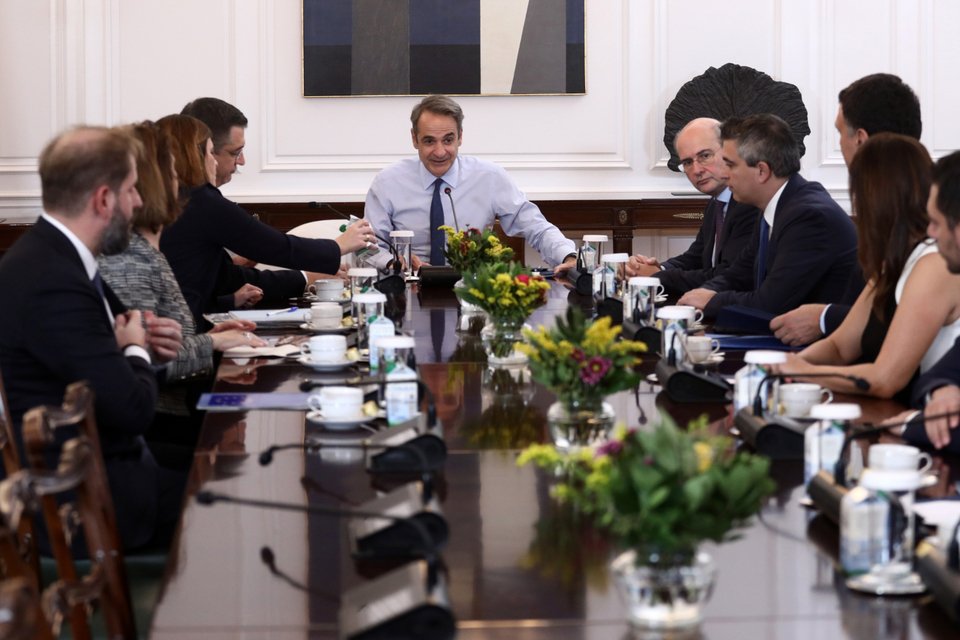 Ο Κυριάκος Μητσοτάκης και υπουργοί της κυβέρνησης υποδέχθηκαν τον Ευρωπαίο επίτροπο, Απόστολο Τζιτζικώστα / Intime