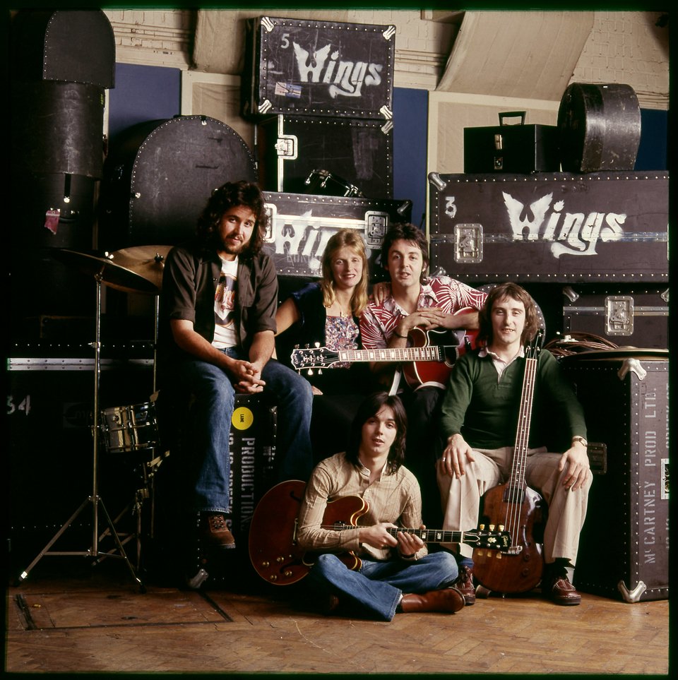 Αλλά ακριβώς μέσα σ’ αυτή την αδεξιότητα, τη χειρωνακτική κόπωση, το να μάθεις να κουρεύεις πρόβατα ή να φτιάχνεις ένα τραπέζι χωρίς καρφιά, ο πρώην Beatle άρχισε να θεραπεύεται / WIKIPEDIA