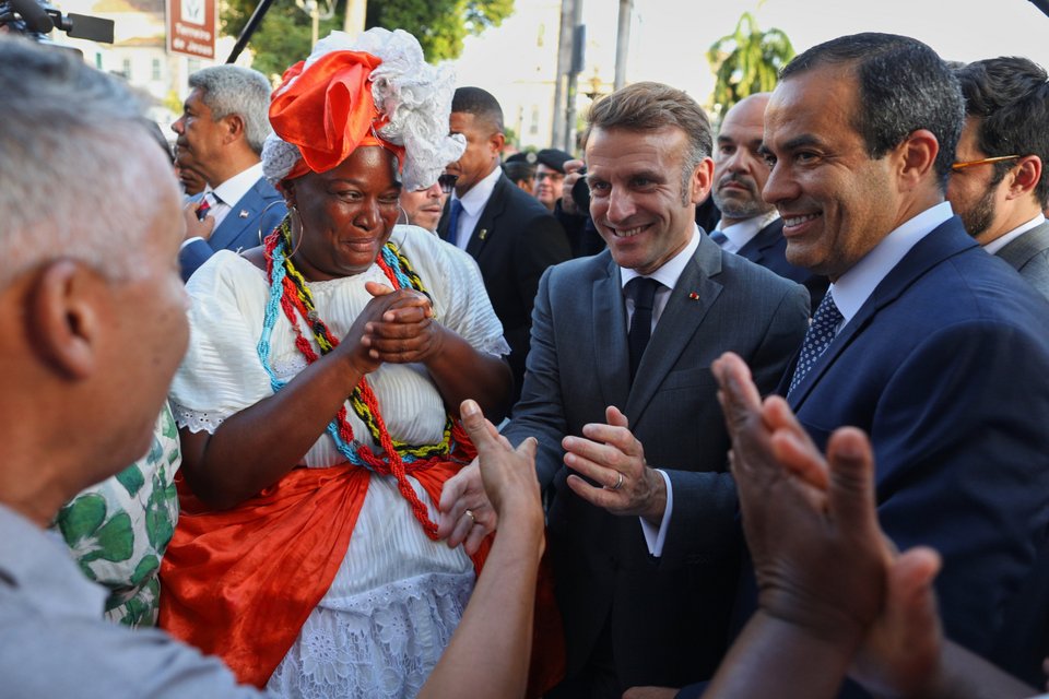 Ο Εμανουέλ Μακρόν στους δρόμους του Σαλβαδόρ ντε Μπαΐα, στη Βραζιλία / AP