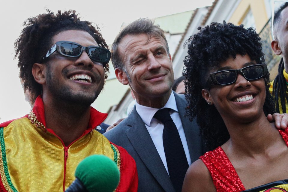 Ο Εμανουέλ Μακρόν στους δρόμους του Σαλβαδόρ ντε Μπαΐα, στη Βραζιλία / AP 