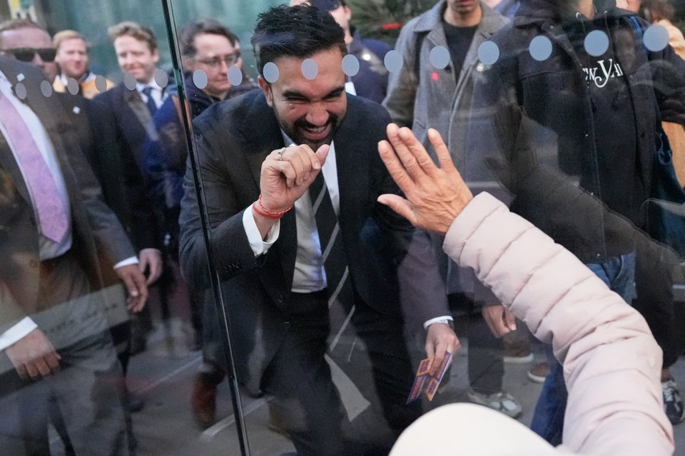 Ο Μαμντάνι μιλούσε σε καθημερινούς ανθρώπους που χρησιμοποιούν τα μέσα μεταφοράς / AP