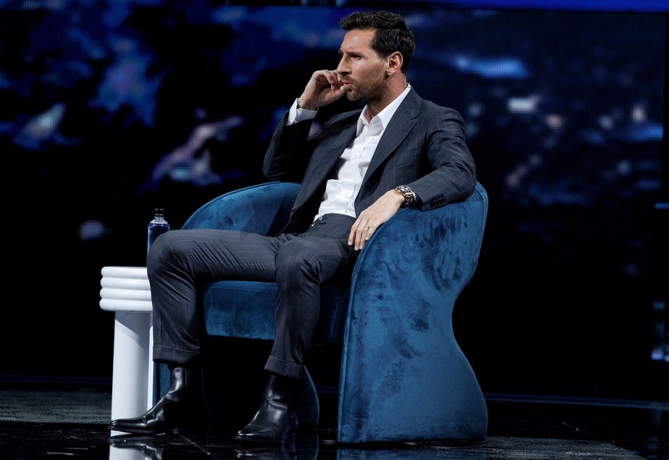 Ο αστέρας του ποδοσφαίρου, Λιονέλ Μέσι στην σκηνή του America Business Forum στο Μαϊάμι / EPA μέσω ΑΠΕ-ΜΠΕ