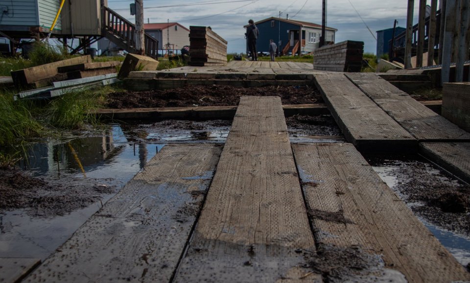 Το έδαφος «καταπίνει» υποδομές στο Νουνάπιτσουκ στην Αλάσκα / Εικόνα Ismael M Belkoura, The Guardian