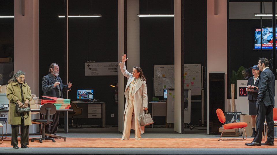 Οι κάλπες έκλεισαν η αντίστροφη μέτρηση για τα αποτελέσματα έχει αρχίσει και η Ιοκάστη φτάνει στο προεκλογικό κέντρο. Στην άκρη αριστερά η Μερόπη, η μάνα που μεγάλωσε τον Οιδίποδα, έχει φτάσει για να πει την αλήθεια. 