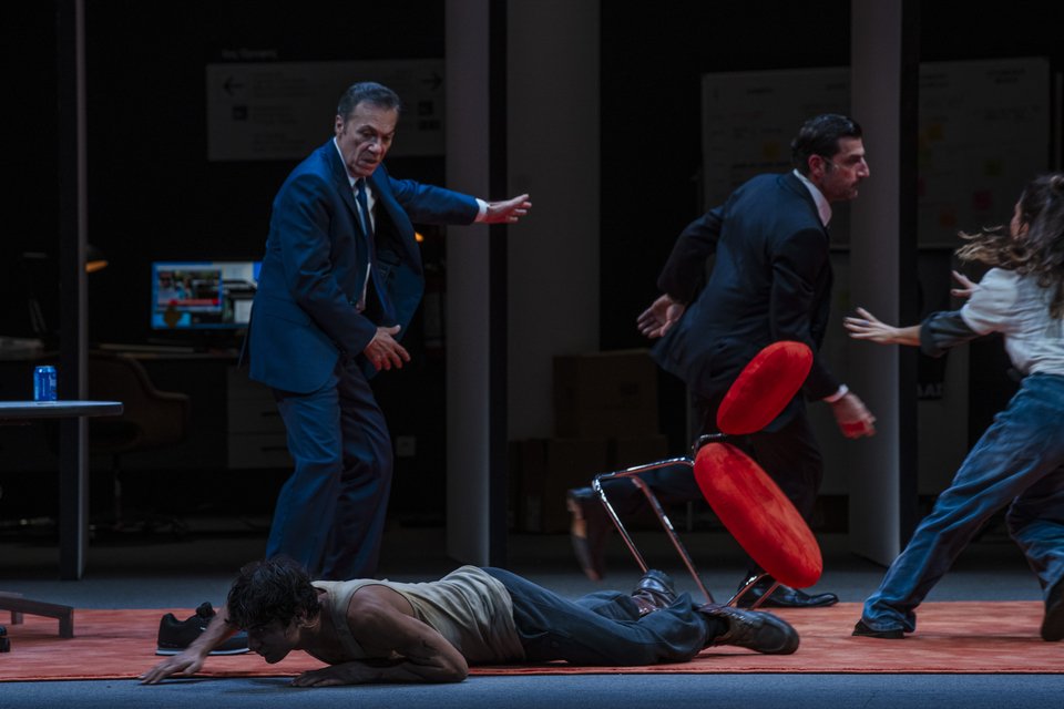 Ο Τειρεσίας πεσμένος στο πάτωμα από την οργή του Οιδίποδα που τρέχει στο βάθος. Μπροστά ο υπεύθυνος της προεκλογικής εκστρατείας Λάζαρος Γεωργακόπουλος. Κώστας Νικούλι, Λάζαρος Γεωργακόπουλος, Νίκος Κουρής / φωτογραφία Ανδρέας Σιμόπουλος