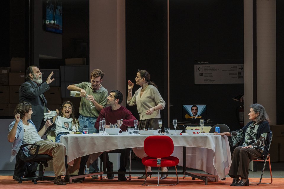 Η οικογένεια και ο Μέντωρ, λίγο πριν όλα διαλυθούν. Το δείπνο μέσα στο προεκλογικό κέντρο