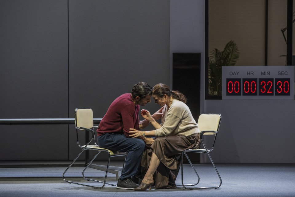 Η Ιοκάστη για πρώτη φορά μιλάει στον Οιδίποδα για όσα έζησε στα χέρια του παιδεραστή Λάιου.