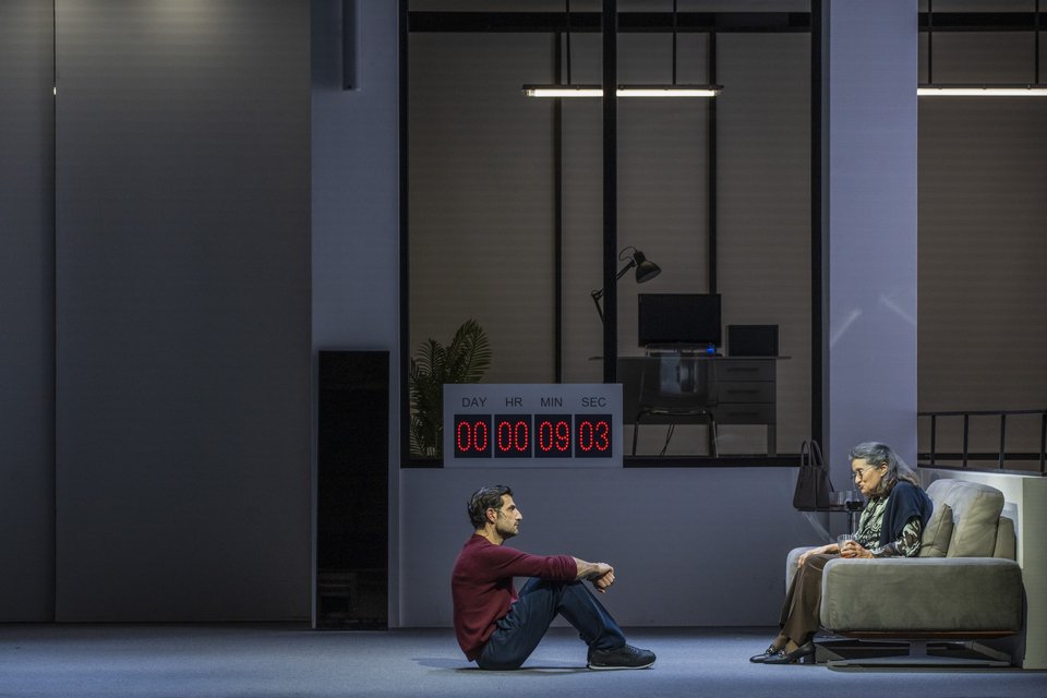 Ο χρόνος τελειώνει, η Μερόπη λέει στον Οιδίποδα ότι δεν τον γέννησε.